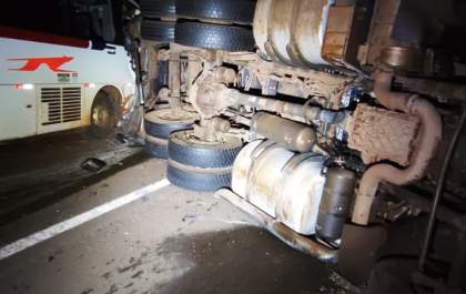 Tragédia na BR-262: ônibus atinge carreta com gado, deixa feridos e caos na pista