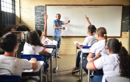 Senado aprova piso de R$ 5,1 mil para professores