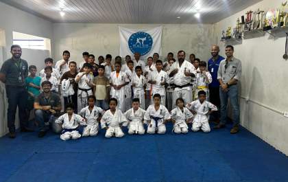 Com o apoio da Suzano, associação local leva aulas de karatê a 45 jovens
