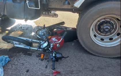 Jovem fica ferido ao bater moto em caminhão em Birigui