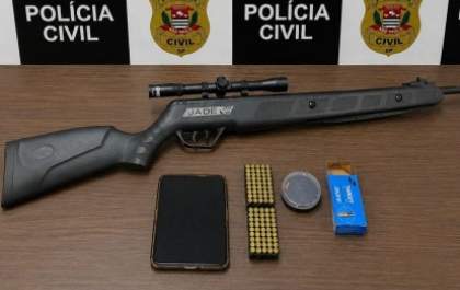 Homem é preso com espingarda e munições durante operação de combate à violência doméstica em Araçatuba