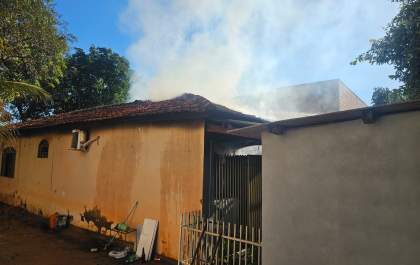 Incêndio atinge casa na Avenida Rosário Congro