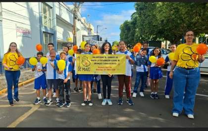 Passeata marca campanha Maio Laranja em Guararapes