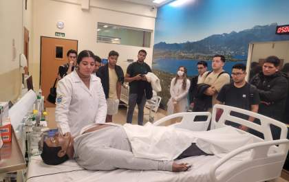 Universitários de Engenharia do Unisalesiano visitam Laboratório de Simulação Realística do curso de Medicina