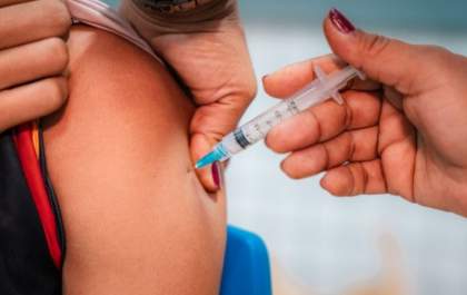 SUS começa a oferecer vacina Pneumo 20 para crianças