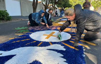 Fiéis mantêm tradição de decorar o tapete de Corpus Christi em Araçatuba