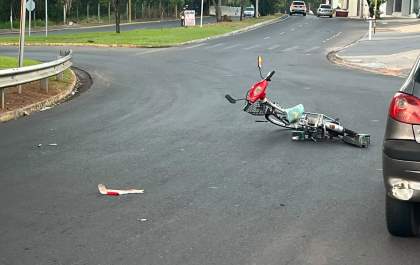 Mulher fica ferida ao ter bicicleta elétrica atingida por carro