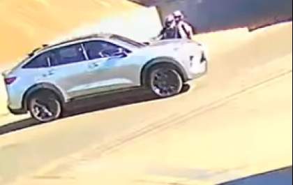 Jovens ficam feridos após colisão de moto com carro