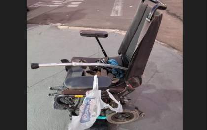 Cadeirante tem lesão grave na perna ao ser atropelado por moto