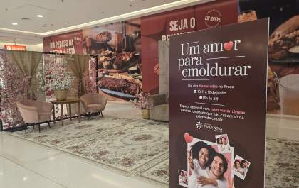 Casais são presenteados por shopping com foto instantânea no Dia dos Namorados