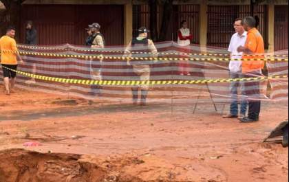 Chuvas causam danos e abrem cratera em Três Lagoas