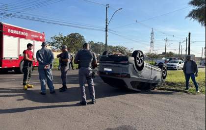 Carro capota após ser atingido por outro em avenida do Concórdia