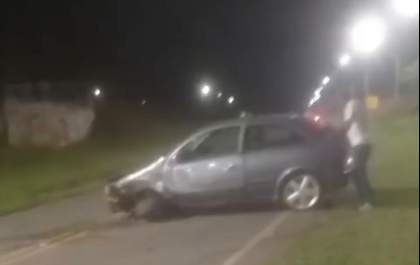 Carro bate em ônibus do transporte coletivo na Caran Rezek