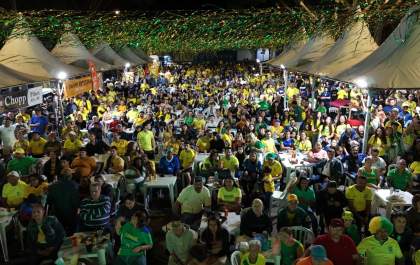 Público prestigia estrutura na praça Olímpica para assistir jogo do Brasil