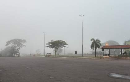 Domingo amanhece com forte neblina em Três Lagoas, mas tempo segue firme