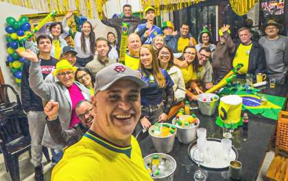 Ex-goleiro Marcos assiste jogo do Brasil com família de produtor rural de Aracanguá