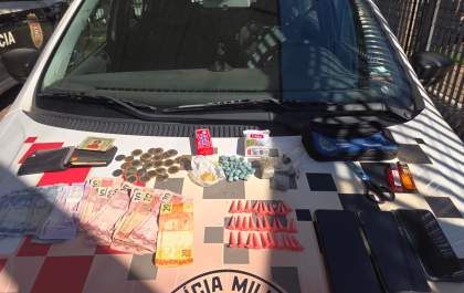PM apreende drogas com irmãos no Jussara após jovem denunciar disparo de arma de fogo