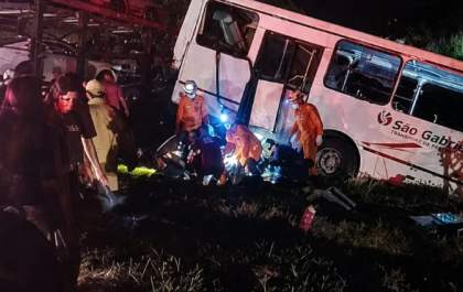 25 pessoas ficaram feridas após um ônibus bater na traseira de um caminhão-cegonha
