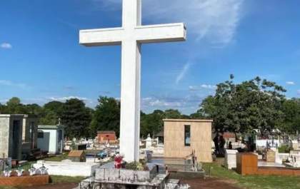 Túmulo de homem morto em confronto com a PM é depredado