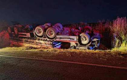 Caminhão tomba com carga de batatas na BR-267 e motorista morre
