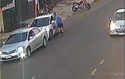 Câmera flagra agressão durante discussão no trânsito em Araçatuba