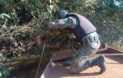 Fiscalização encontra pescadores regulares e remove 14 anzóis de galho