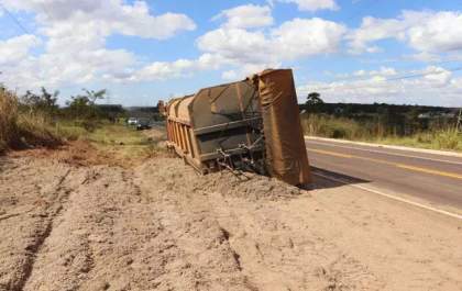 Acidente com tritrem deixa carga espalhada na BR-262