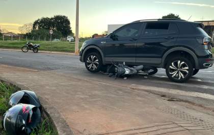 Mulheres ficam feridas após moto ser atingida por carro em cruzamento em Araçatuba
