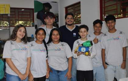 Participantes do Projeto Gerando Futuro transformam materiais recicláveis em robô coletor de resíduos