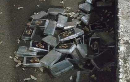 PRF apreende 440 kg de cocaína em caminhão-tanque