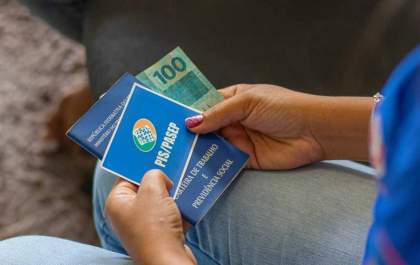Trabalhadores recebem abono salarial PIS/Pasep a partir de quarta-feira (15)