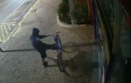 Homem estoura porta de vidro de comércio em Birigui e furta R$ 20,00 em moedas