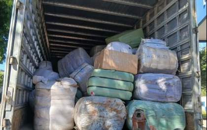 PM encontra 142 fardos de produtos ilegais em caminhão