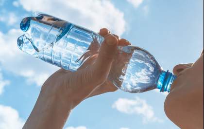 Anvisa suspende lotes de água mineral e proíbe venda de energético