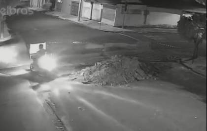 Câmera flagra motociclista danificando sarjetão recém-construído em Birigui