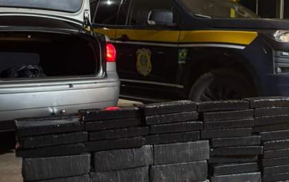 PRF recupera Hilux furtada e apreende maconha na BR-262