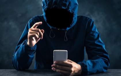 Mulher de 63 anos é vítima de extorsão com foto íntima