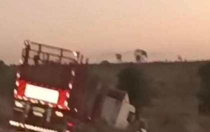 Carreta sai da pista na MS-112 entre Três Lagoas e Inocência