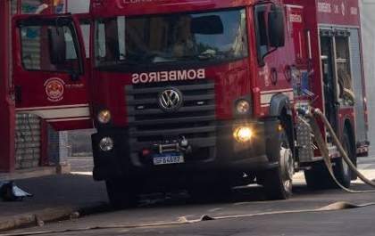 Incêndio destrói caminhões de empresa em Birigui