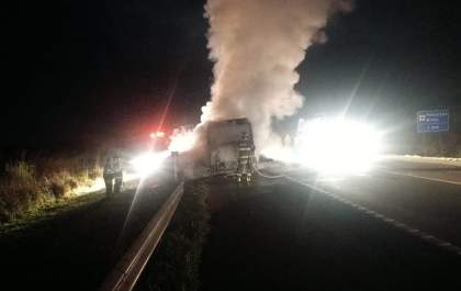 Caminhão fica destruído após pegar fogo em rodovia em Bilac