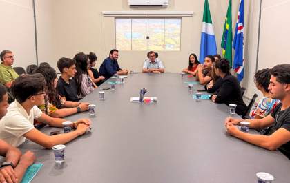 Parlamento Jovem apresenta propostas ao prefeito e fortalece protagonismo da juventude