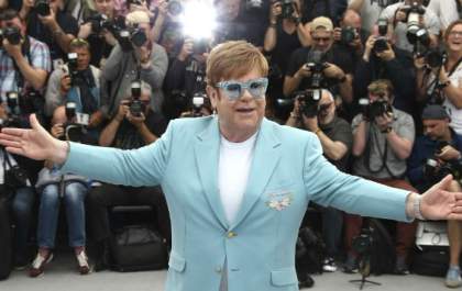 Elton John celebra 36 anos de sobriedade e encanta todos