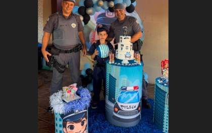 Fã da Polícia Militar recebe visita surpresa no aniversário de 7 anos em Aracanguá