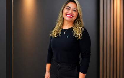 Luciene Serrado e seus 25 anos de carreira: exemplo de dedicação no O Boticário