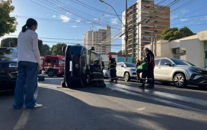 Bombeiros resgatam mulher após carro tombar na região central de Araçatuba