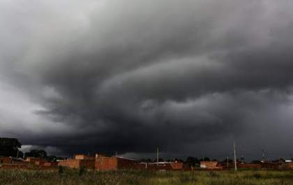 Quinta-feira (6) será de calor, baixa umidade e alerta para tempestades