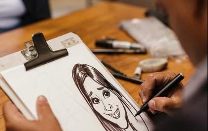 Artista faz caricaturas para visitantes de shopping em Araçatuba em homenagem ao Dia dos Pais