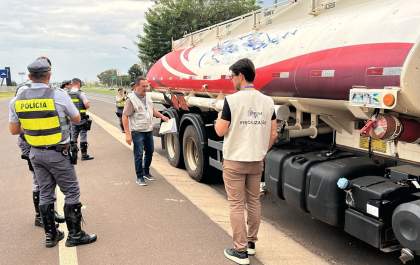 Operação flagra irregularidades em 9 de 12 veículos que transportam produtos perigosos