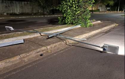 Homem é preso acusado de furtar caminhão em borracharia e bater em poste de iluminação