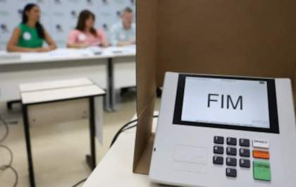 Eleições 2026: lei proíbe o uso de celular na cabine de votação, mesmo desligado